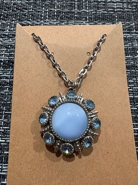 Avon vintage Silver-Tone Light Blue Cabochon Floral Pendant Necklace